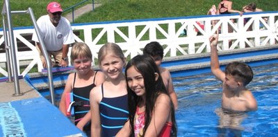 Diese Drittklässler der Diesterweg-Grundschule haben längst ihre Angst vorm Wasser verloren. Schwimmmeister Günther Lottes (hinten) setzt auf intensiven Unterricht mit klaren Ansagen. 