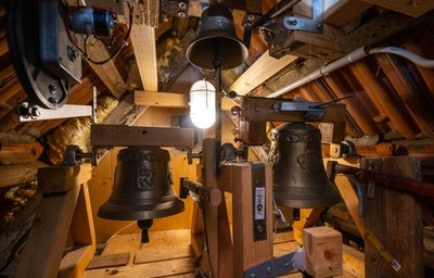 Im Dach des Schuppens wurden drei Glocken installiert.