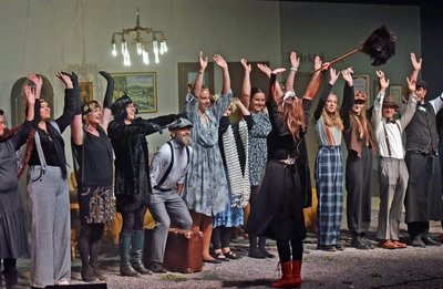 Hände hoch! Aber nicht unter Androhung von Waffengewalt: Die Schauspieltruppe bedankt sich beim Publikum zum Schlussapplaus mit einer La-Ola- Welle. 