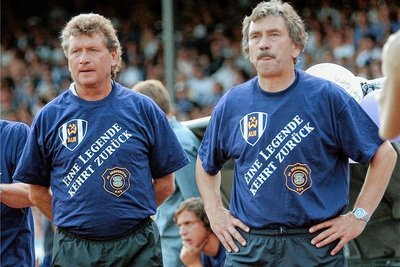Legenden unter sich: Co-Trainer Holger Erler (l.) und Chefcoach Gerd Schädlich gaben einer ganzen Region ein Stück Stolz zurück - und waren kurz vorm Titel noch angespannt. 