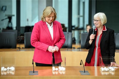 Bundestagspräsidentin Bärbel Bas (links, SPD) bei der Auslosung der Teilnehmer. Im Bild zu sehen ist auch Christine von Blanckenburg vom Nexus-Institut.