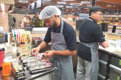 Unterschiedlichste japanische Spezialitäten werden direkt vor Ort zubereitet.