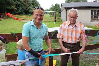 Ortsvorsteher Marcel Möckel (l.) und sein Vorgänger Armin Hahn geben den Spielplatz in Kleinhartmannsdorf frei.