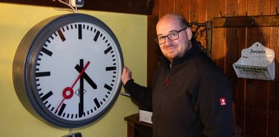 In seiner Sitzecke hat Axel Höfer eine etwas größere Bahnhofsuhr, die sehr präzise geht. 