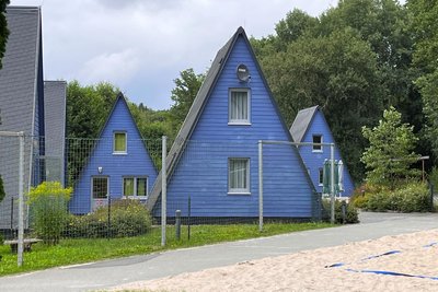 Die blauen Finnhütten im Schullandheim „Am Schäferstein“ in Limbach.