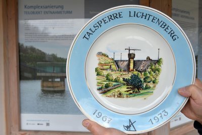 Ein Traditionsteller erinnert an den Bau der Talsperre Lichtenberg im Erzgebirge.