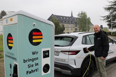 Mirko Wagner von den Stadtwerken lädt sein Fahrzeug an einer der zwei neuen Ladesäulen.