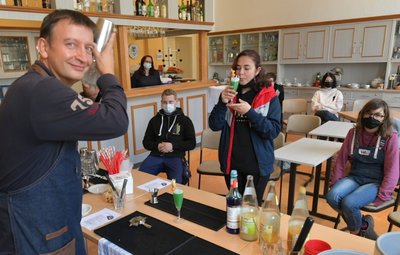 Barkeeper Tilo Erdmann aus Flöha hat am Mittwoch zum Präventionstag am Berufsschulzentrum an der Turnerstraße in Freiberg alkoholfreie Getränke für Schüler im Berufsvorbereitungs- und -grundjahr gemixt. 