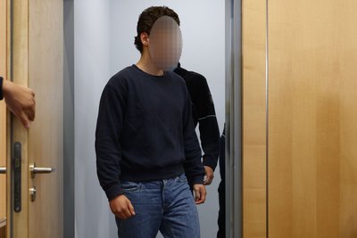 Der Angeklagte betritt den Gerichtssaal.