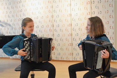 Jolanda Otto (12, links) und Timea Krahl (14, rechts) von der Musikschule Freiberg bekamen beim Regionalwettbewerb "Jugend musiziert" in der Musikschule Flöha einen ersten Preis. Das Duett erhielt 24 von 25 möglichen Punkten. 