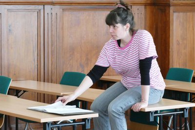 Gespannt verfolgt Lehrerin Friederike Mevissen die erste große Probe des neuen Stücks „Momo“.