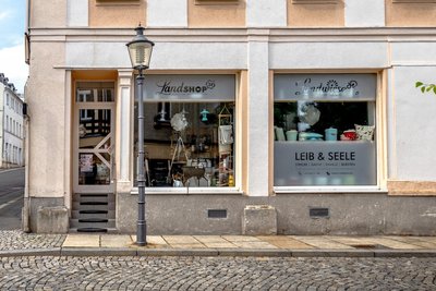 Ecke Zenkergasse/Weinholdstraße. Der Reichenbacher Landshop-Laden öffnet nur noch zu besonderen Anlässen für Einkäufer. Wer an die Tür tritt, findet dort jedoch bald über einen QR-Code Einlass.