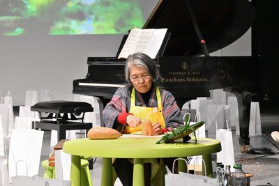 Kunst geht nach Brot und Suppe: Masako Ohta betätigte sich auch als Köchin. Am Ende durfte das Publikum die Suppe kosten.
