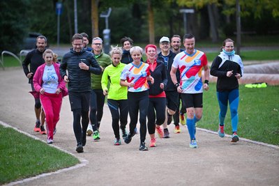 Das bunte Laufshirt (vorn) für den Kulturhauptstadt-Marathon wurde 2500-mal verkauft und ist vergriffen. Jetzt kann es aber neu beim Hersteller Artiva bestellt werden. Lieferzeit: vier Wochen.