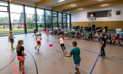Die Grundschüler zeigten in der neuen Halle ihr Können. 