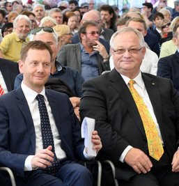 Für Sachsens Ministerpräsidenten, Michael Kretschmer, und Frankenbergs Bürgermeister, Thomas Firmenich (r.), ist die Absage des gemeinsam vorangetriebenen Tages der Sachsen 2022 eine Niederlage. Hier freuten sich die Politiker bei der Eröffnung der Landesgartenschau 2019 an der großen Bühne in der Zschopauaue. 