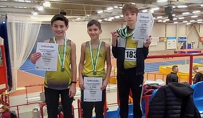 Antonio Jakob (von links), Luke Schlosser und Cornelius Tilch freuen sich über die erreichte Silbermedaille im Teamwettkampf. 