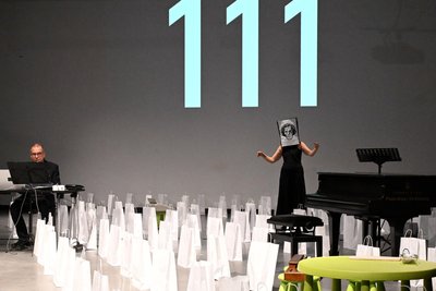 Chaos und Ordnung der Papiertüten auf der Bühne bildeten den Rahmen der Performance, hier mit Ernst Bechert und Cornelia Melián.