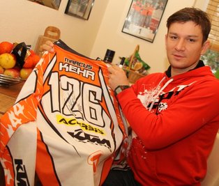 Deutschlands bester Enduro-Pilot Marcus Kehr stellt der "Freie Presse"-Aktion "Leser helfen" ein handsigniertes Fahrerhemd zur Verfügung. Der Erlös aus der Versteigerung des Trikots geht an das Jugendzentrum.