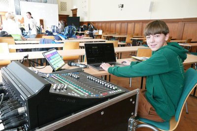 Als Techniker der Theatergruppe kümmert sich Achtklässler Pepe Knoch um das digitale Bühnenbild und den Ton.