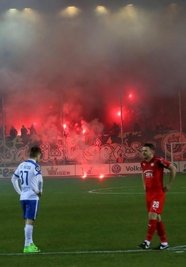 Im Spiel gegen Rostock waren Bengalos auf den Rasen geflogen.