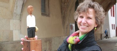Katharina Leiß zeigt einen König, dessen Sockel Brüche wie aus dem Leben hat.