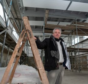 Andreas Rosin, Vizepräsident des SV Fortschritt Lunzenau, auf der Baustelle des neuen Mehrzweckgebäudes. 1,1 Millionen Euro wird der Neubau kosten, der im Sommer nächsten Jahres eingeweiht werden soll. 