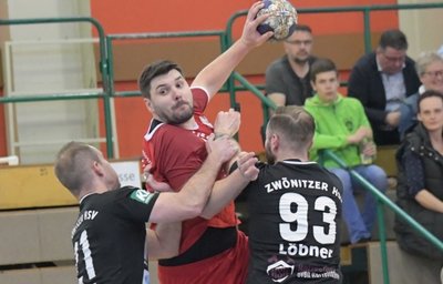 Toni Müller (l.) und Tommy Löbner können Zwickaus Alexandru-Marius Musteata auch im Verbund nicht stoppen. 