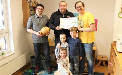 Martin Weinke, Schatzmeister des KiTZ-Trägervereins, nahm von Benjamin Weigel und Marco Metzler (hinten v. r.) eine Spende entgegen. Lotta (vorn) sowie Leo (Mitte) und Georg (Mitte rechts) freuten sich ebenfalls darüber. 