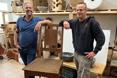 Arne Sigmund und Robert Hähnel am Bronzestuhl, der am Freitag vor dem Geburtshaus von Karl Schmidt in der Ludwig-Würkert-Straße in Zschopau enthüllt wird.