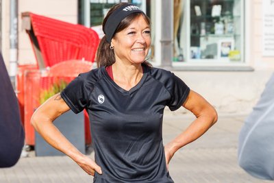 Ultrawanderin Christin Ziehr strahlt kurz vor dem Start auf dem Plauener Altmarkt. Vor ihr liegen mehr als 400 Kilometer und drei Nächte ohne Schlaf.