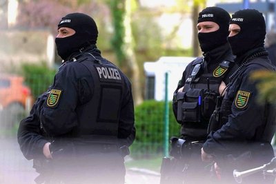 Polizisten sichern ein Haus in Dresden-Striesen ab, in dem ein 31-Jähriger lebt, der als führender Kopf der Dynamo-Ultras gilt. 