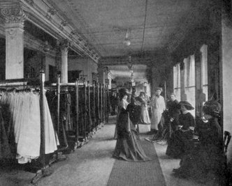Der Verkaufsraum des Modehauses Gebrüder Wertheimer in der Innenstadt, wo Sally Glicksman, der aus Polen nach Chemnitz gekommen war, als Schneider arbeitete, ehe er sich selbstständig machte. 