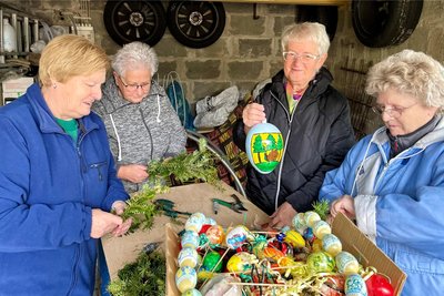 Rosemarie Frey, Maritta Haas, Ute Keller und Karin Bonitz haben den Brunnenschmuck vorbereitet.
