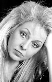 Tamara Danz wurde am 14. Dezember 1952 im thüringischen Winne geboren. Mit der Musik begann sie im Oktoberklub, bevor sie 1978 bei Silly einstieg. Als Frontfrau der Band wurde sie mehrfach zur beliebtesten DDR-Rocksängerin gewählt. Sieben Alben nahm sie mit Silly auf, bevor sie 1996 einem Krebsleiden erlag.tim
