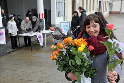 Julia Stein von der Steuerungsgruppe verteilt in Glauchau fair gehandelteRosen. Dies war eine von mehreren Aktionen der Gruppe. 