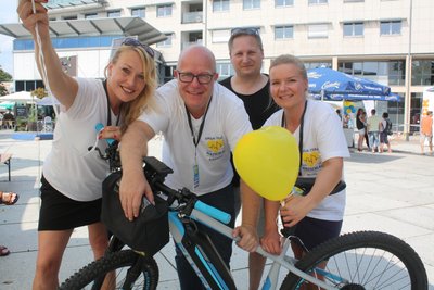 Mirjam Weigelt, Sebastian Thieswald, Mitko Kobilarov und Monic Wölker (von links) organisieren das Chemnitzer Bürgerfest mit. Ihr Betriebsfahrzeug ist ein E-Bike.