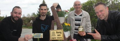 Thomas Höppner, Christian Kanew, Gerd Höppner und Matthias Markus Brückner (v. l.), Frontmann von Die Arbeitslosen Bauarbeiter, verschenken Honig und Musik.