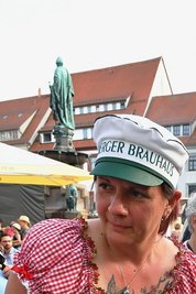 Isabel Petzold schenkt Freibier am Pferdewagen aus.
