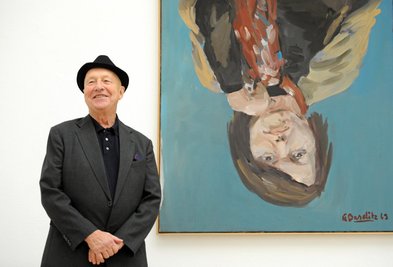 Georg Baselitz 2014 bei einer Ausstellung in München vor seinem Gemälde "Elke 1", das seine Frau zeigt - typischerweise auf dem Kopf stehend.