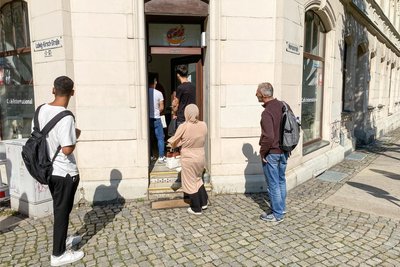 Nicht selten ist Andrang so groß, dass Menschen vor der Tür warten müssen.