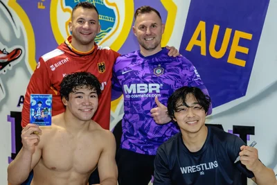Haben den Auer Ringertalenten eine besondere Trainingseinheit beschert: Freistil-Landestrainer Zsombor Gulyás (h. l.), FCE-Chefcoach Björn Schöniger (h. r.), Weltmeister Kota Takahashi (v. l.) und Asian-Champion Kaisei Tanabe.