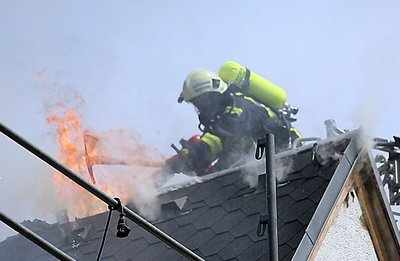 In einem Mehrfamilienhaus an der Lennestraße in Reichenbrand ist am Dienstagvormittag ein Dachstuhlbrand ausgebrochen.
