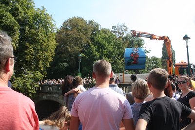 Etwa 2500 Menschen verfolgten am Sonntagnachmittag das Chemnitzer Entenrennen im Rahmen des Bürgerfestes. 4500 Enten schwamen für den guten Zweck um die Wette.