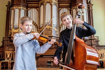 Die Brüder Helge (links) und Erwin Berkoben aus Thalheim bieten in der Aula des Stollberger Gymnasiums Bearbeitungen von Werken der Komponisten Crosmer, Mozart und Fürst - und überzeugen damit die Jury. 