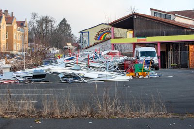 Die Entkernung des früheren Diska-Gebäudes auf dem Grundstück an der Reißiger Straße hat bereits begonnen. Dort soll der neue Einkaufsmarkt entstehen.