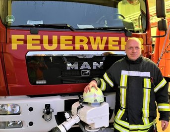 Christian Meisel ist seit 2016 Mitglied der Hainichener Wehr. Er absolvierte mehrere Fortbildungen, unter anderem zum Sprechfunker, Atemschutzgeräteträger und Truppenführer. 