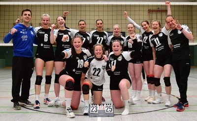 Die FSV-Wildcats und ihr Trainerteam Thomas Stackfleth (links) und Frank Sommer (rechts) verlieren trotz Platz 8 nicht ihr Lächeln. 