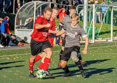 Oscar Reuter (r.) und der FC Lößnitz II behielten gegen die SpG Neuwürschnitz/Mitteldorf (mit Michael Pauli) die Oberhand. 
