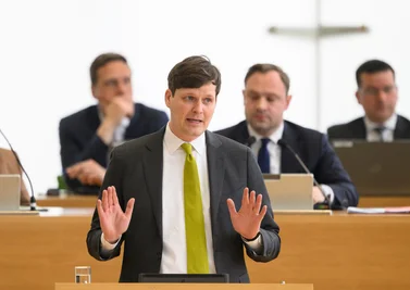 Kultusminister Conrad Clemens (CDU) hat die neue Lehrerbedarfsprognose vorgestellt. (Archivbild)